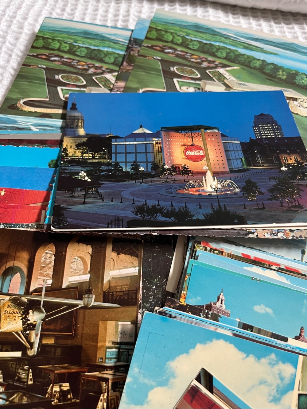 Vintage Postcard Lot Featuring Scenic Views and Monuments - Blue Skies. - Picture 3 of 5